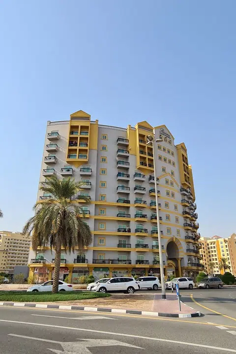 Riviera Lakeview Apartments, International City in Dubai