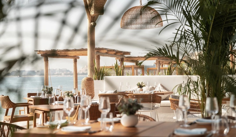 Whitebeachrestauranttable